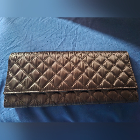 Boutique1 Handbags - Chic Quilted Clutch in Luxurious Silver
